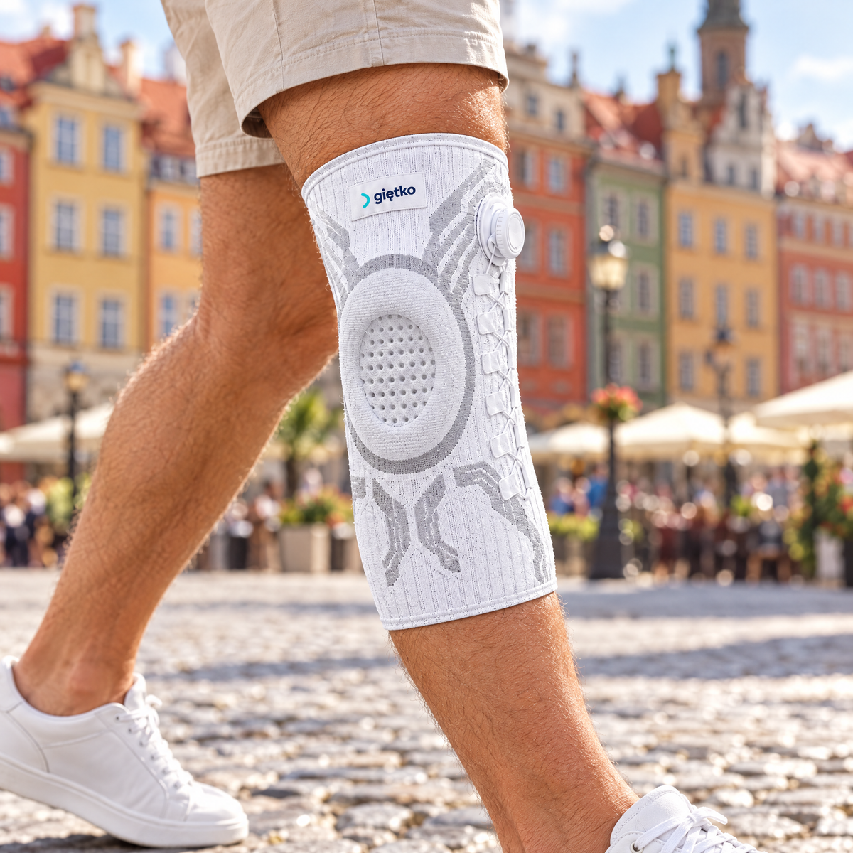 Spacer po starym mieście z opaską Giętko na kolanie